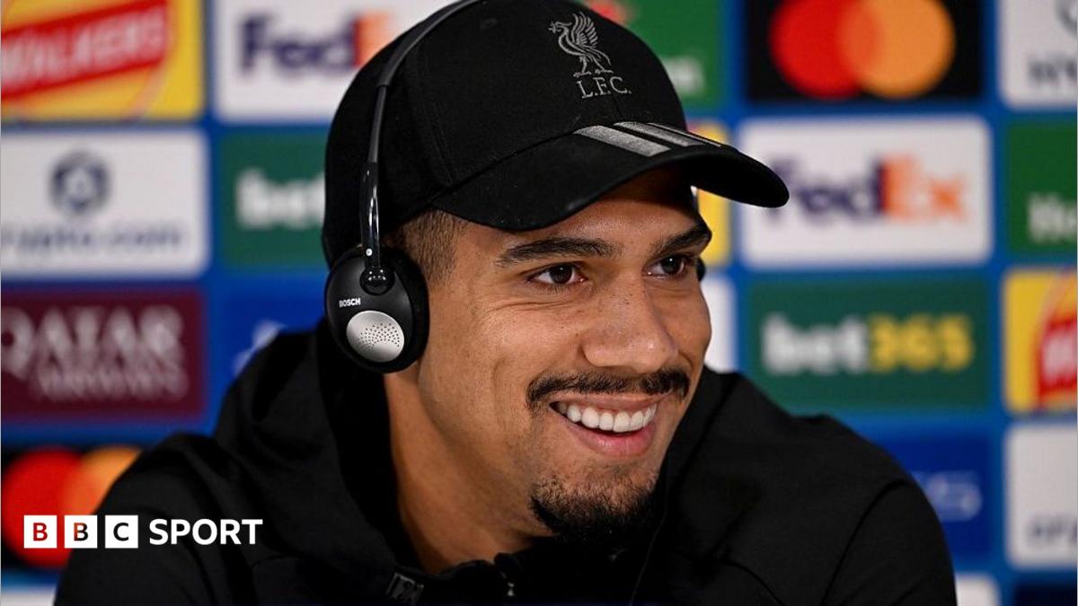 Ronald Araujo wearing headphones at a media conference