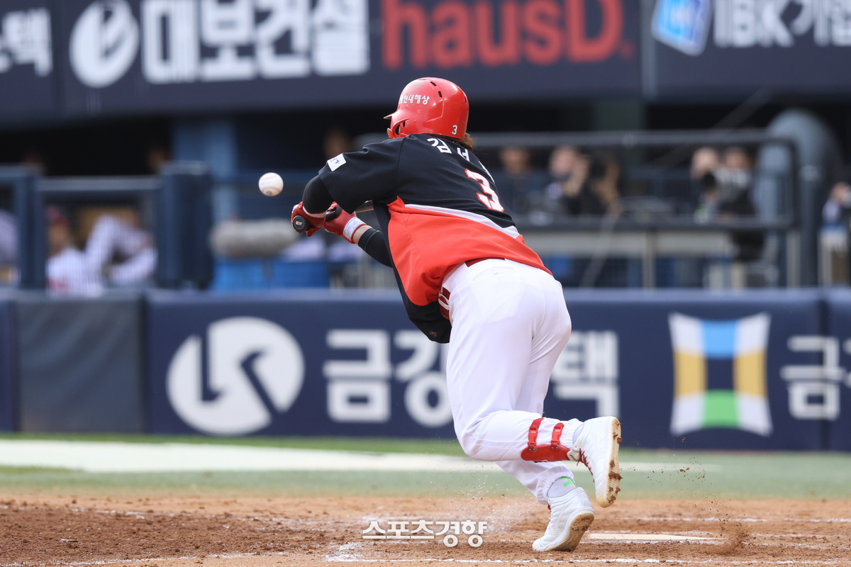 9회초 결승 스퀴즈 번트 성공시킨 김선빈 “1루로만 굴리자는 생각, 잘못 맞았는데 다행” KIA 3연패 끝, 3위 LG 1경기 차 턱밑 추격 원문 대표 이미지