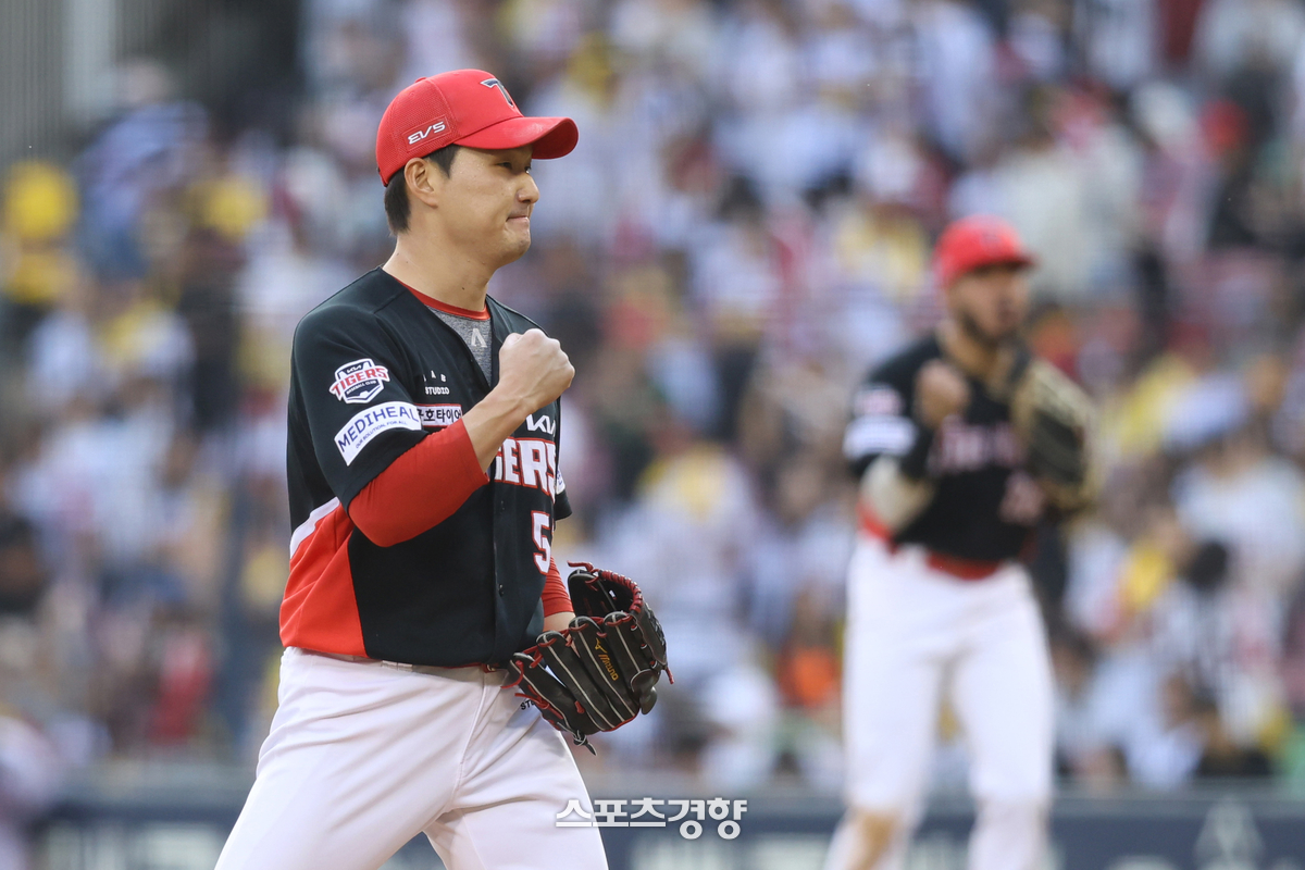 어제 35구 승리투, 오늘은 18구 세이브 ‘전상현이 끝냈다!’ 3위 탈환 이끈 전상현 “내 공에 자신 있었다, 내일도 등판 준비하겠다” 원문 대표 이미지