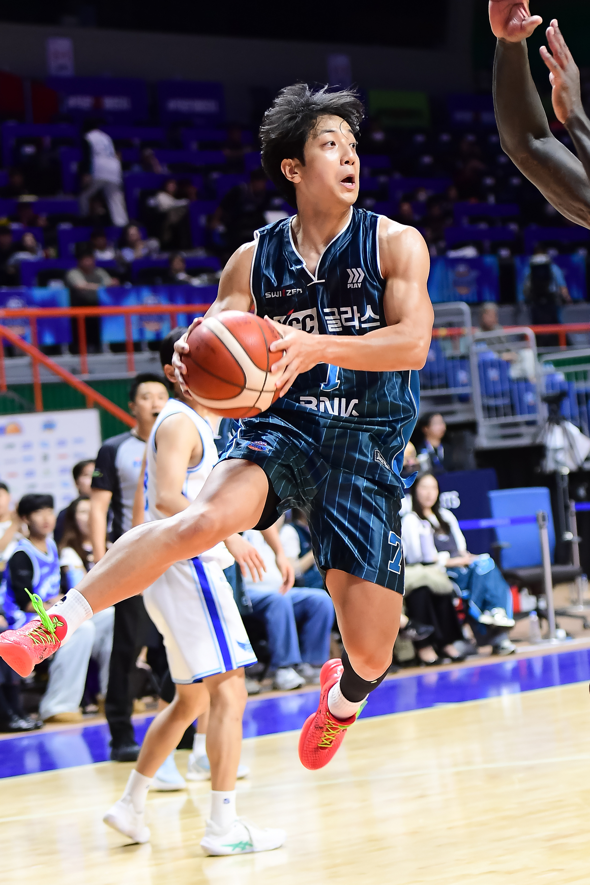 허훈, 1쿼터 9AS ‘신기록 배달’ 루이스 킹은 4쿼터 3점 폭발···KCC, 가스공사 103-98 꺾고 2연승 원문 대표 이미지