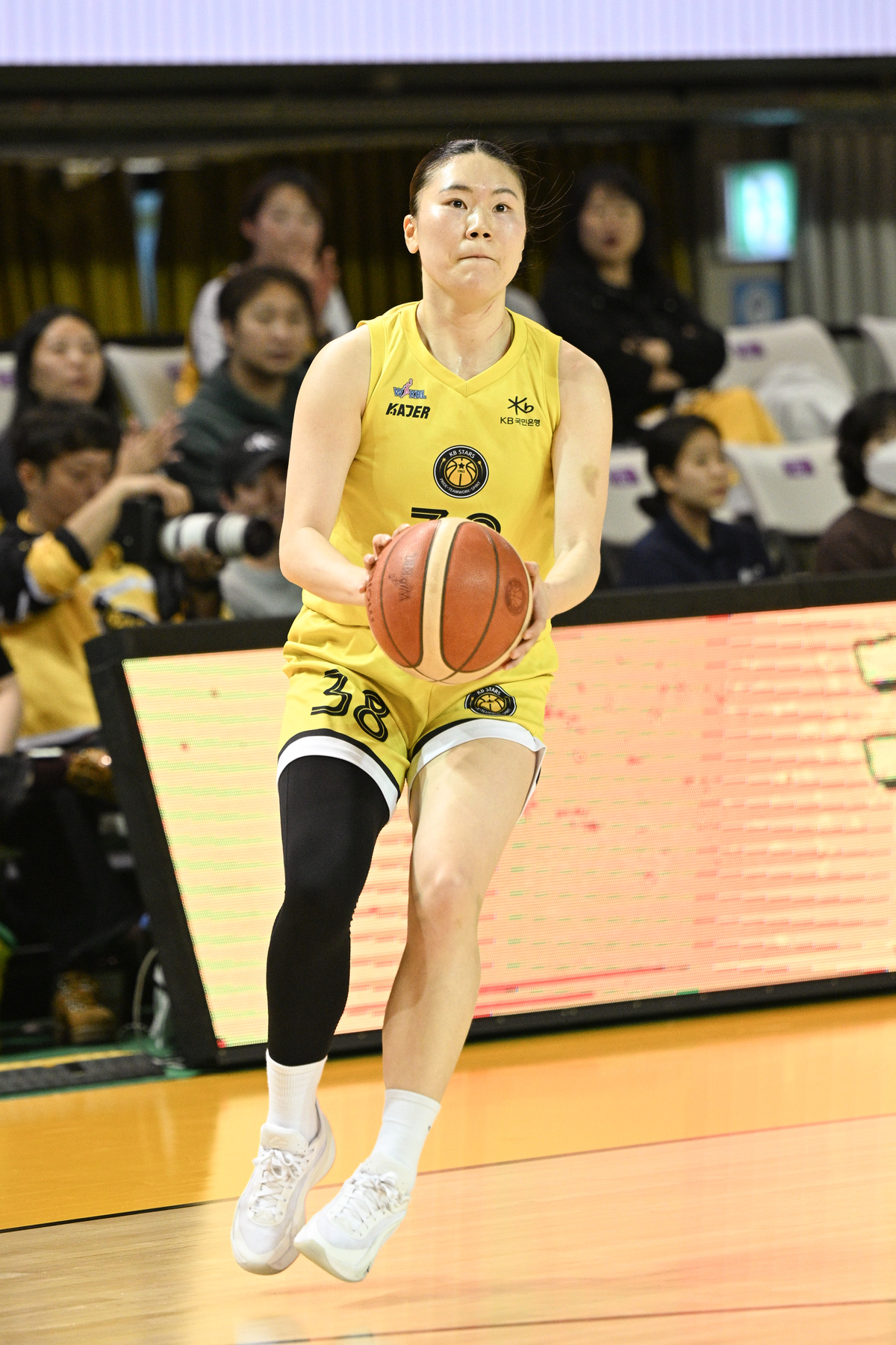 3점슛 7방 ‘쾅쾅쾅쾅쾅쾅쾅’+23점, 나윤정 활약에 KB가 웃었다…박신자컵 3연승으로 4강 진출 확정 원문 대표 이미지